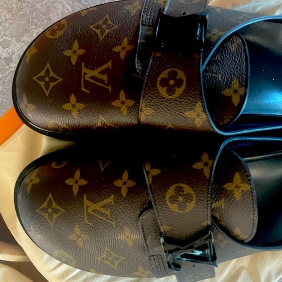 Men’s Louis Vuitton Size 8 Slides - Picture 1 of 12